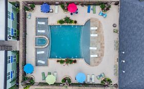 Luxury King W/Resort-Style Pool, Wi-Fi & Parking